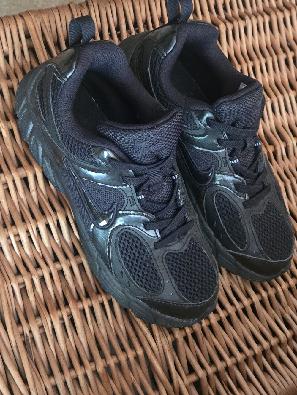 Nike Kids Black V5 RNR Size 3